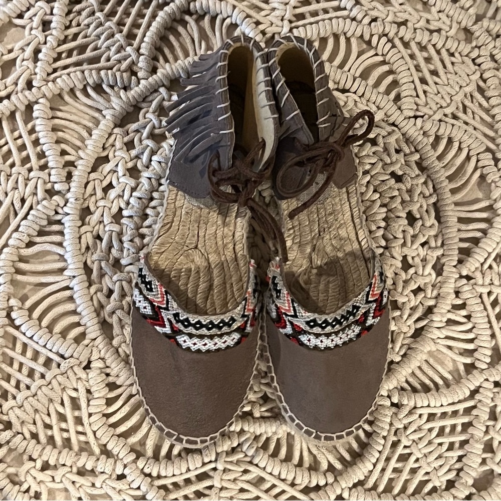 Manebi Embroidered Espadrilles size 28